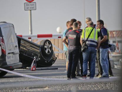 Agents dels Mossos d'Esquadra al costat del vehicle dels terroristes.