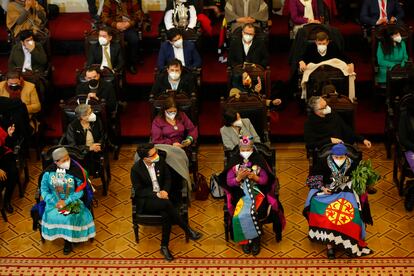 La activista mapuche y ex presidenta de la Convención Constituyente, Elisa Loncon (izq.) en la ceremonia de presentación del borrador de la nueva Constitución, en juliio de 2022, en Santiago.