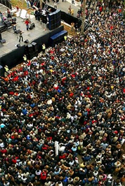 La multitud atraída por la actuación de Chenoa, ayer, en la plaza Karl Marx.