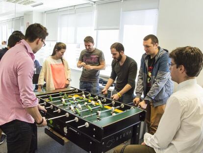 En sus oficinas centrales de Beeva disponen de lugares de relax y desconexión, de lectura y zonas lúdicas con ping-pong y futbolín. "Varias veces al año celebramos ligas de estos juegos para favorecer que los empleados se conozcan más entre ellos. Fuera de la oficina organizamos campeonatos de pádel y de bolos con el objetivo de favorecer el <em>networking</em> entre nuestros trabajadores", explica Laura Casillas.