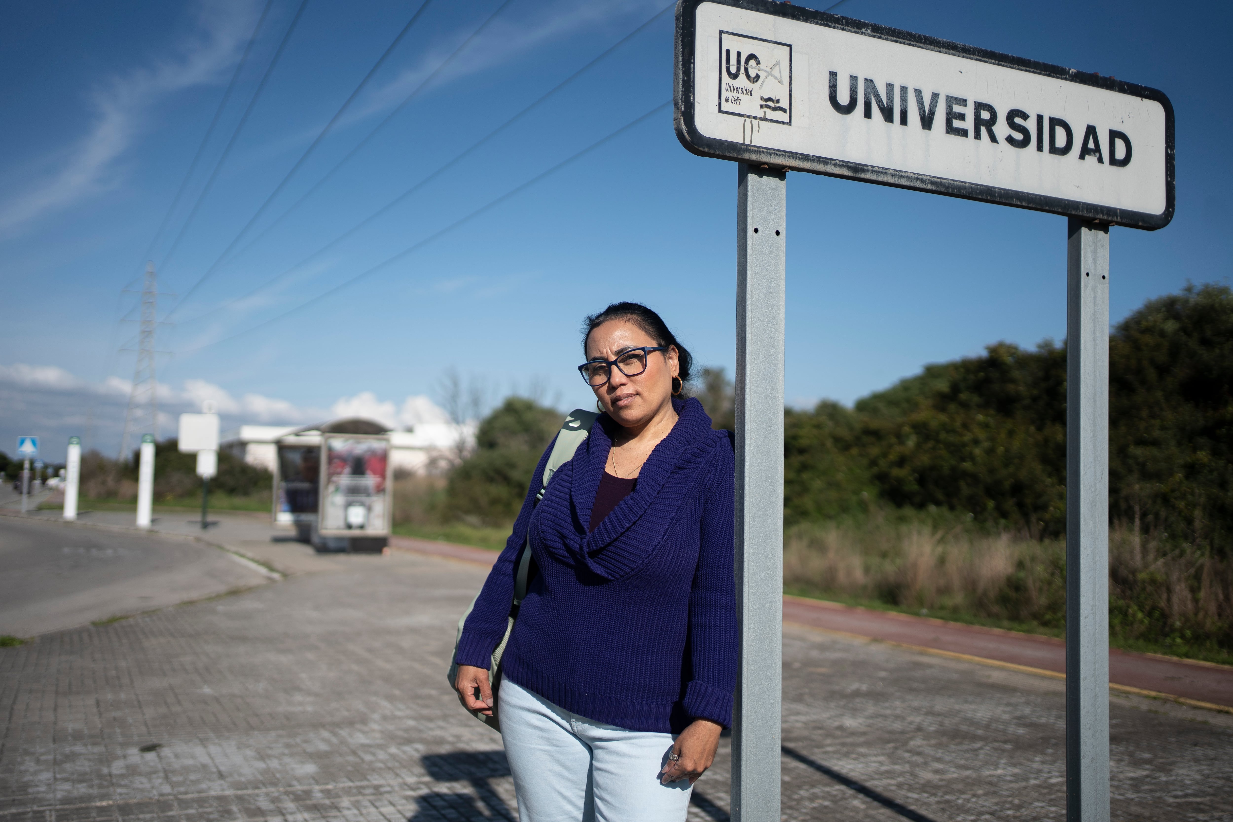 Zusel Pimienta, estudiante de Psicología de 55 años, esperando el autobús en la Universidad de Cádiz. FOTO: FERNANDO RUSSO
