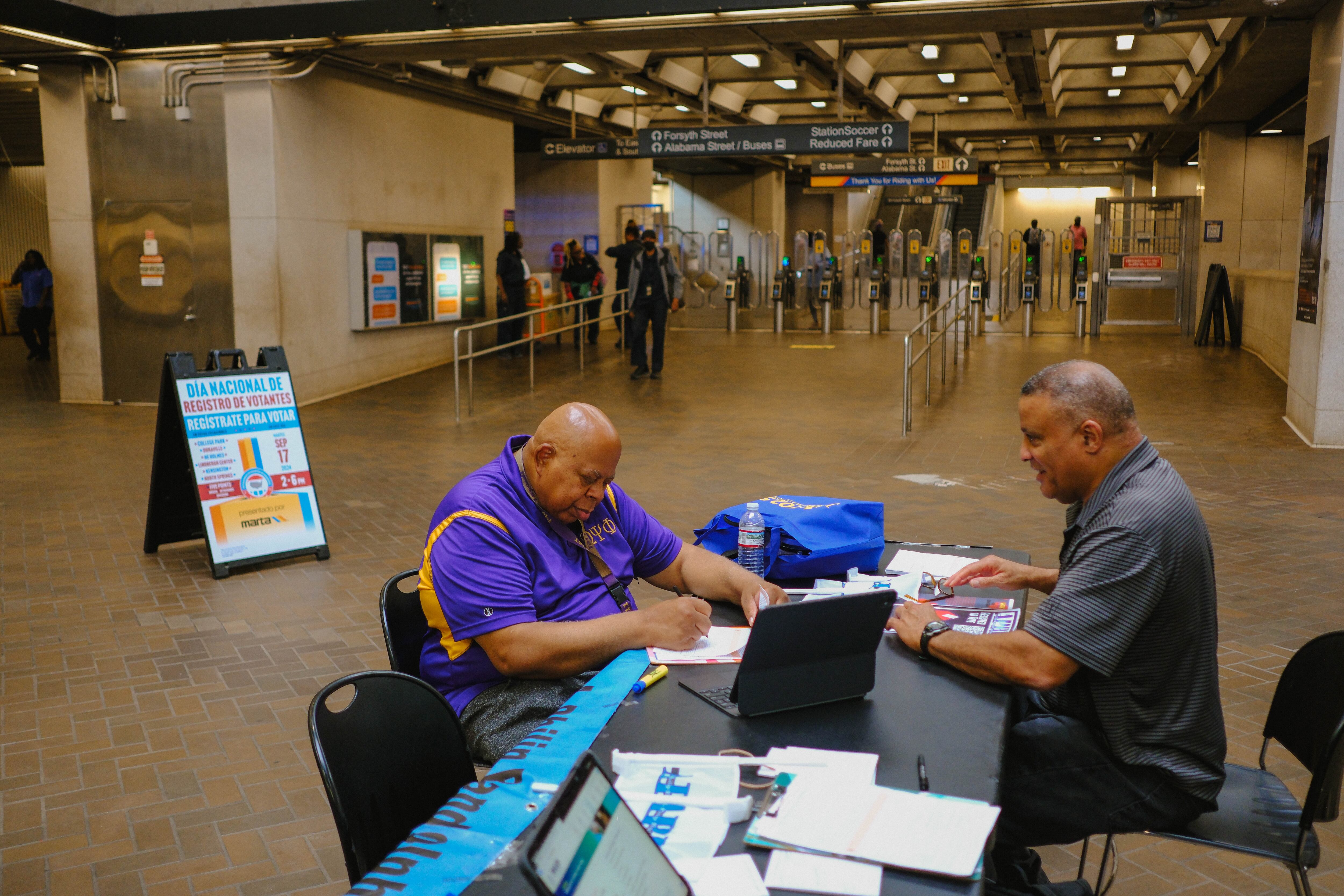 Un hombre se registra para votar en Atlanta el 17 de septiembre de 2024.