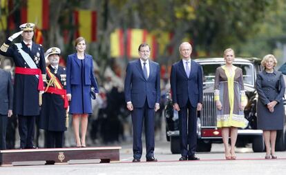 Felipe VI, doña Letizia, Mariano Rajoy, Pedro Morenes, Cristina Cifuentes y Manuela Carmena.