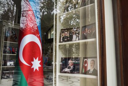 Fotografías del presidente de Azerbaiyán, Ilham Aliyev, y de su padre y predecesor, Heydar Aliyev, en una librería del centro de Bakú.