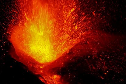 El volcán siciliano Etna, el más grande de Europa, ha entrado en erupción, según ha informado el Instituto Nacional de Geofísica y Vulcanología (INGV) de Italia, que comenzó a detectar un incremento de su actividad el pasado 27 de febrero, aunque ha señalado que no presenta riesgos para la población.