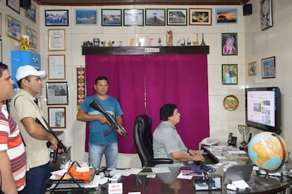 Cándido Figueredo Ruíz, trabajando bajo custodia policial en su ciudad natal, Pedro Juan Caballero. La fotografía fue tomada por su fallecido amigo y colega, “Leo” Veras.