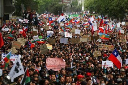 Fue el rostro festivo de un profundo malestar social, producto de la frustración de los chilenos y chilenas que se sienten al margen de la senda de desarrollo de los últimos 30 años. En la imagen, ambiente durante la marcha en Santiago de Chile.