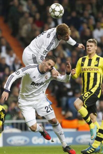 Higuaín, doliéndose tras un choque con Ramos en el partido del martes con el Borussia