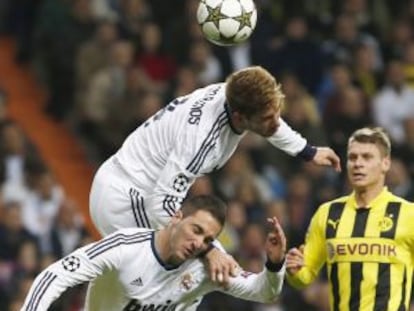 Higua&iacute;n, doli&eacute;ndose tras un choque con Ramos en el partido del martes con el Borussia