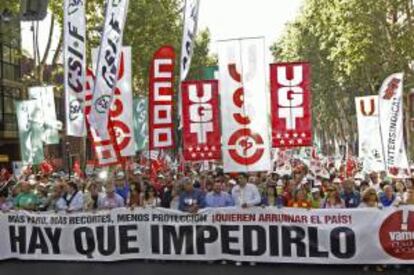 Los secretarios generales de CCOO y UGT, Ignacio Fernández Toxo y Cándido Méndez, respectivamente, en la cabecera de una manifestación que forma parte de la Cumbre Social. EFE/Archivo