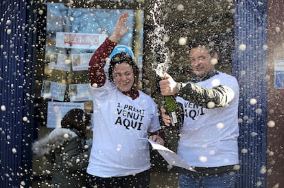 Laura, propietaria de la administración de la calle Guipúzcoa de Barcelona, y su marido celebran el primer premio.