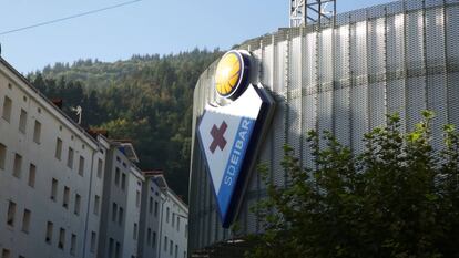 El escudo del Eibar sobre una de las esquinas de la renovada piel de Ipurua.