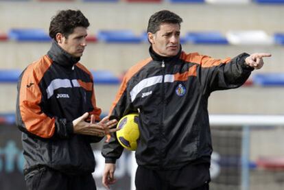 Víctor, junto a Míchel en un entrenamiento del Getafe la semana pasada.