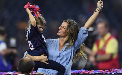 Gisele Bündchen y su hija Vivian Brady celebrando la victoria de los Patriots.