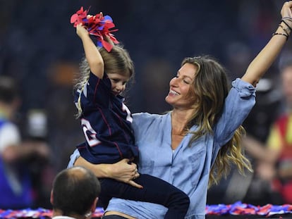 Gisele Bündchen y su hija Vivian Brady celebrando la victoria de los Patriots.
