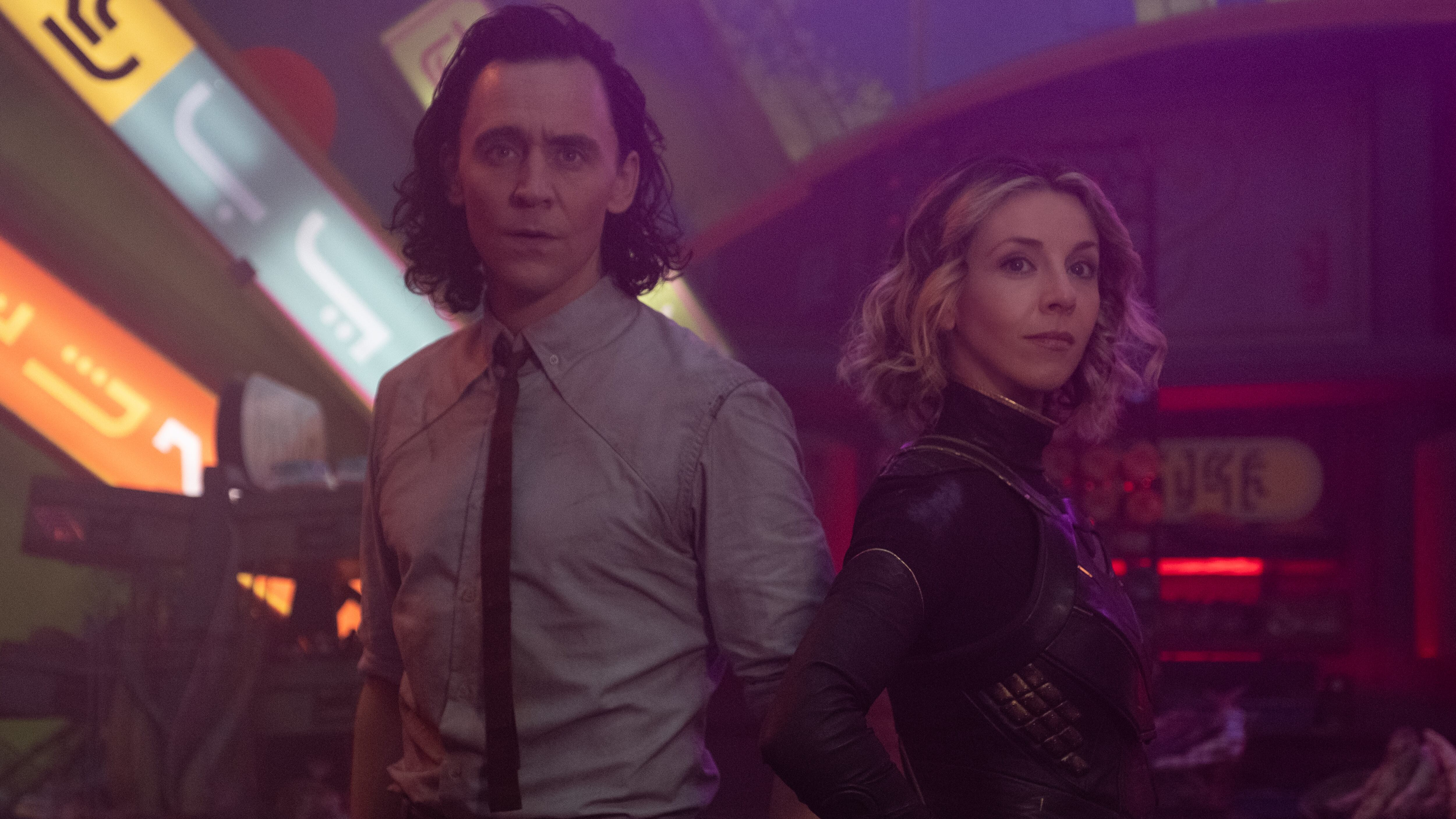 Tom Hiddleston y Sophia Di Martino en un  fotograma de la serie 'Loki'.