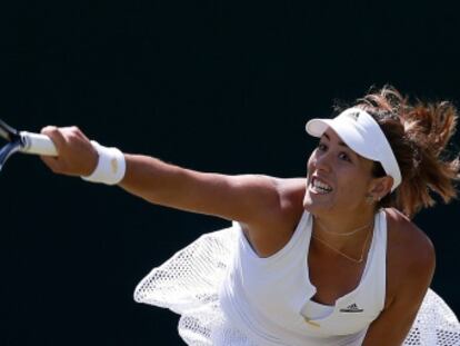 Muguruza efect&uacute;a un servicio ante Kerber.