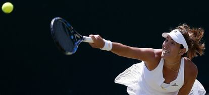 Muguruza efectúa un servicio ante Kerber.