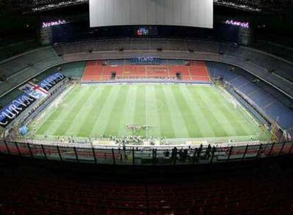 Imagen de San Siro durante un partido disputado por el Milan en la Champions a puerta cerrada ante el Shakthar en 2005.