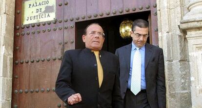El exalcalde Hernán Díaz (izquierda), a la salida del juzgado en 2006.
