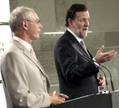 El jefe del Ejecutivo español, Mariano Rajoy (d), y el presidente del Consejo Europeo, Herman van Rompuy, durante la rueda de prensa que han ofrecido tras la reunión mantenida hoy en Madrid.