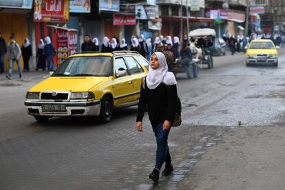 Una joven se dirigie a la escuela, el 18 de febreo de 2019. Antes de las siete de la mañana, las calles se llenan de niños y niñas cargados con sus mochilas. En 2017, un informe de la Oficina Central de Estadísticas de Palestina dijo que más del 40 por ciento de los habitantes de Gaza tenían menos de 15 años. Solo el 3,3 por ciento de los palestinos mayores de 15 años eran analfabetos.