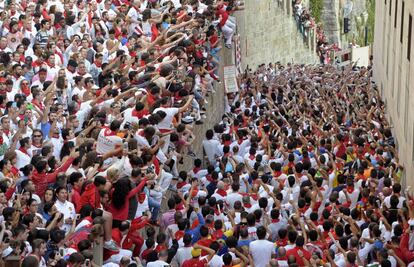 Corredores esperan el comienzo del cuarto encierro de San Fermín 2016.