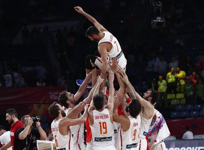 Juan Carlos Navarro de España lanzado al aire por sus compañeros de equipo, durante el España Rusia del EuroBasket de 2017,en el que la selección española consiguió el tercer puesto, el 17 de septiembre de 2017.