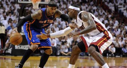 LeBron James disputa el balón con Carmelo Anthony durante el partido de playoff