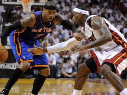 LeBron James disputa el balón con Carmelo Anthony durante el partido de playoff