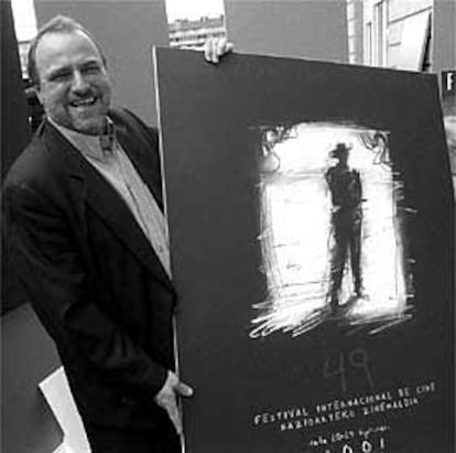 Mikel Olaciregui, director del festival, con el cartel de la 49ª edición.