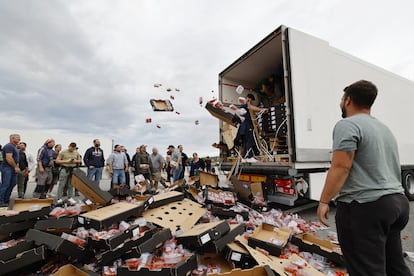 Viticultores franceses destruyen un envío de tomates procedentes de España durante una manifestación en el peaje de Le Boulou, cerca de la frontera española, al sur de Francia, este jueves.