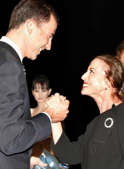 Maya Plisetskaia saluda al príncipe de Asturias (en presencia de Tamara Rojo), tras el homenaje que se le rindió en el Teatro Real.