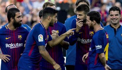 Arda, Suárez, Rakitic, Piqué y Messi conversan en el Camp Nou.