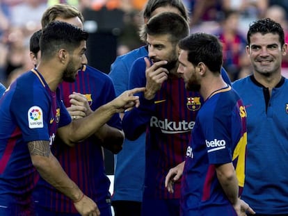 Arda, Su&aacute;rez, Rakitic, Piqu&eacute; y Messi conversan en el Camp Nou. 