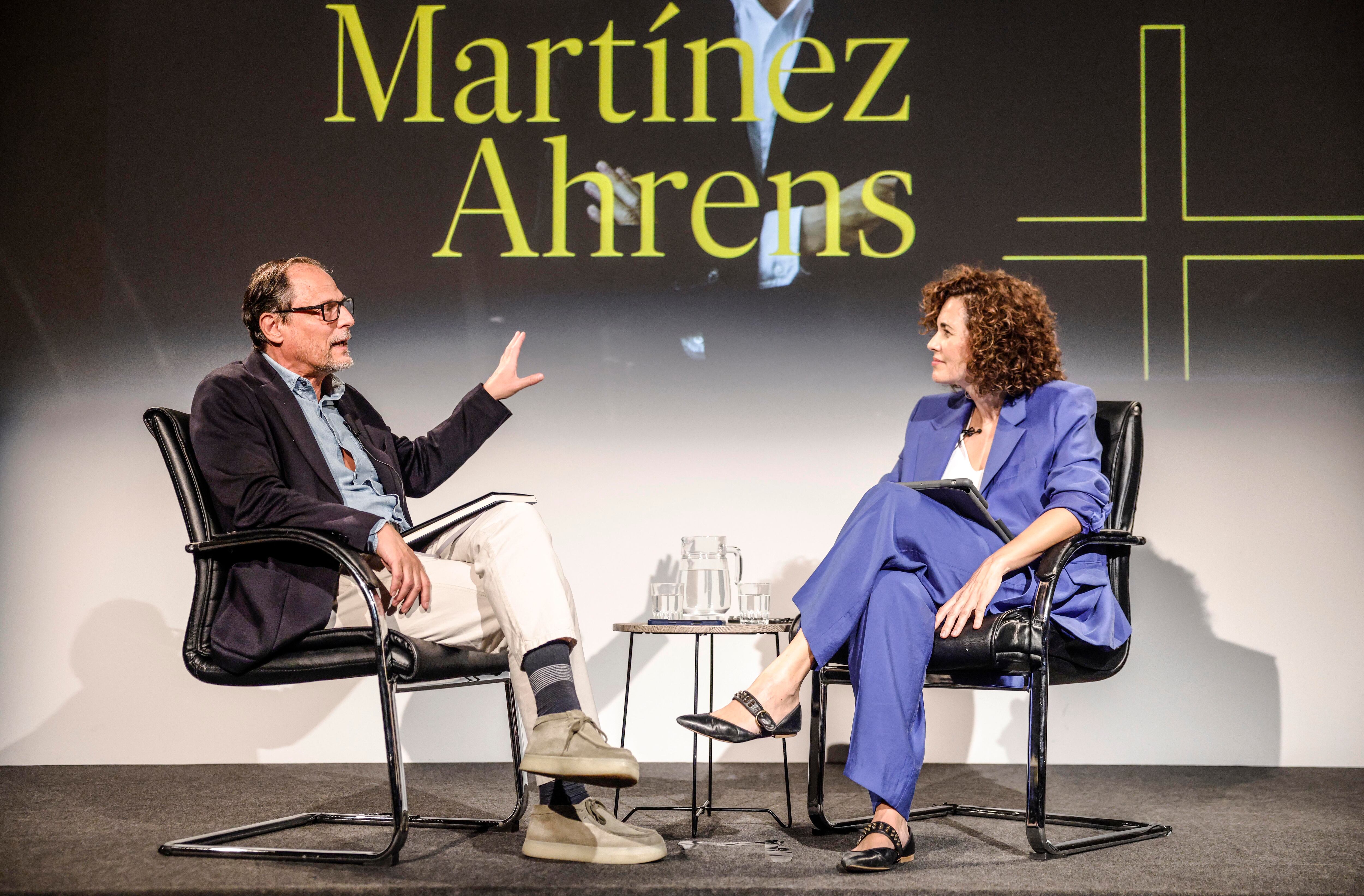 El director de EL PAÍS, Jan Martínez Ahrens, durante su conversación con la periodista Ana Fuentes.