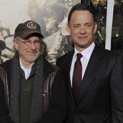 Tom Hanks y Steven Spielberg, en la presentación de <i>Pacific, </i>en Los Ángeles.