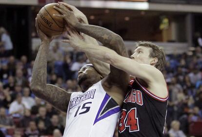 DeMarcus Cousins de los Sacramento Kings y Mike Dunleavy de los Chicago Bulls de Chicago pelean por el balón durante su partido de baloncesto de la NBA en Sacramento, California.