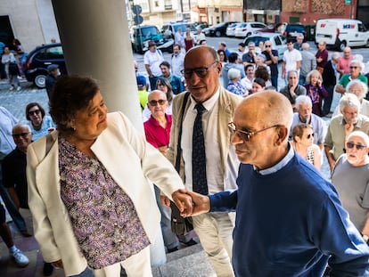 El histórico sindicalista Rafael Pillado, a la derecha, llega a los juzgados de Ferrol este martes de la mano de Cristina Almeida.