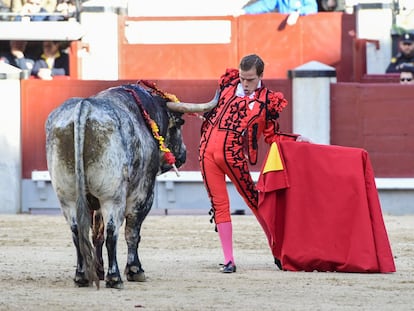 Javier Cortés, frente al primer toro de su grupo.