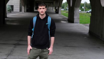 Miguel Mallo, estudiante de Ingeniería Electrónica, en el campus de la Universidad de Gijón.