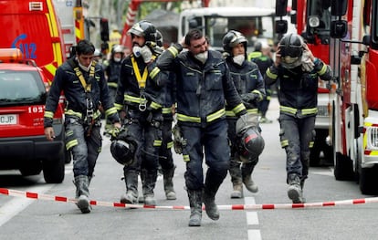 Los bomberos salen de las labores de rescate, en una imagen de este jueves.