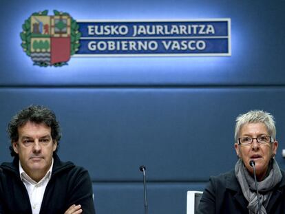 Maixabel Lasa, en la presentación del acto con su adjunto, Txema Urkijo.