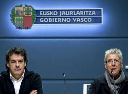 Maixabel Lasa, en la presentación del acto con su adjunto, Txema Urkijo.