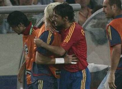 Raúl se abraza a Cañizares tras marcar contra Túnez en el Mundial de Alemania 2006.