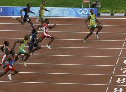 Usain Bolt se impone con enorme suficiencia en la carrera de los 100 metros, en la que Richard Thompson fue segundo
y Walter Dix tercero