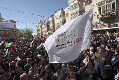 Palestinos ondean una bandera durante una manifestaci&oacute;n en Hebr&oacute;n.