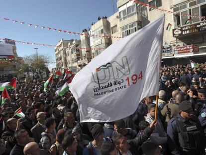Palestinos ondean una bandera durante una manifestación en Hebrón.