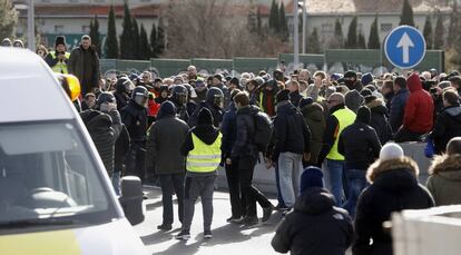 Concentración de taxistas delante de la sede de FITUR