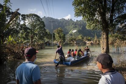 En Alta Verapaz (Guatemala), un departamento predominantemente indígena y muy afectado, es tremenda la magnitud de los daños. Miles de familias lo han perdido todo, hasta la ropa personal, después de salir como pudieron de las comunidades en pequeñas lanchas por sus propios medios.
